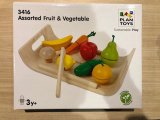 果物と野菜と木のトレイとナイフがセットになっています。